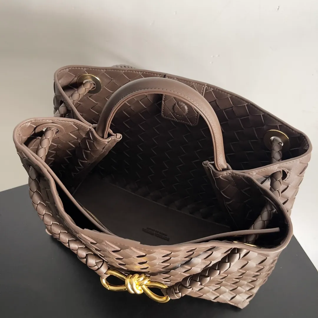 The 2023 new Andiamo batch of 2260 BV has been shipped‼ ️Really popular🔥The new Andiamo woven handbag launched by Bottega Veneta this season is really popular all over the world! ! Celebrities at home and abroad have worn it, and Oscar-winning actress Michelle Yeoh has taken it out on the street. Song Jia, Trai Yara, Yu Feihong, Sanji Ayaka, Rosie Hunting-Whiteley, Yoshioka Riho, etc. have all picked up this bag. It is classic and versatile, showing off its temperament, and the bag capacity is also large, which is very convenient for daily commuting! ! A variety of carrying methods, the shoulder straps can be adjusted by yourself, the original lambskin feels soft and delicate, and the unisex style breaks the gender boundaries and brings a more practical and long-lasting use experience. Andiamo, which has both elegant and casual styles, perfectly interprets the true appearance of "fashionable old money style". Style number: 743572 Size: 32*24*12